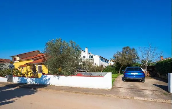 Cozy Abazi * פולה